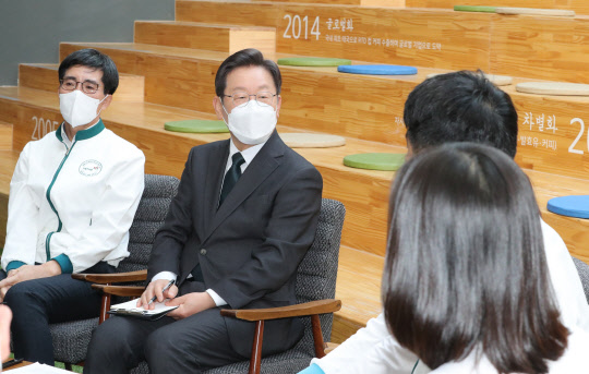 이재명 더불어민주당 대선후보가 17일 강원도 원주시 '서울 F&B'원주 공장 방문, 직원들의 발언을 경청하고 있다. 연합뉴스